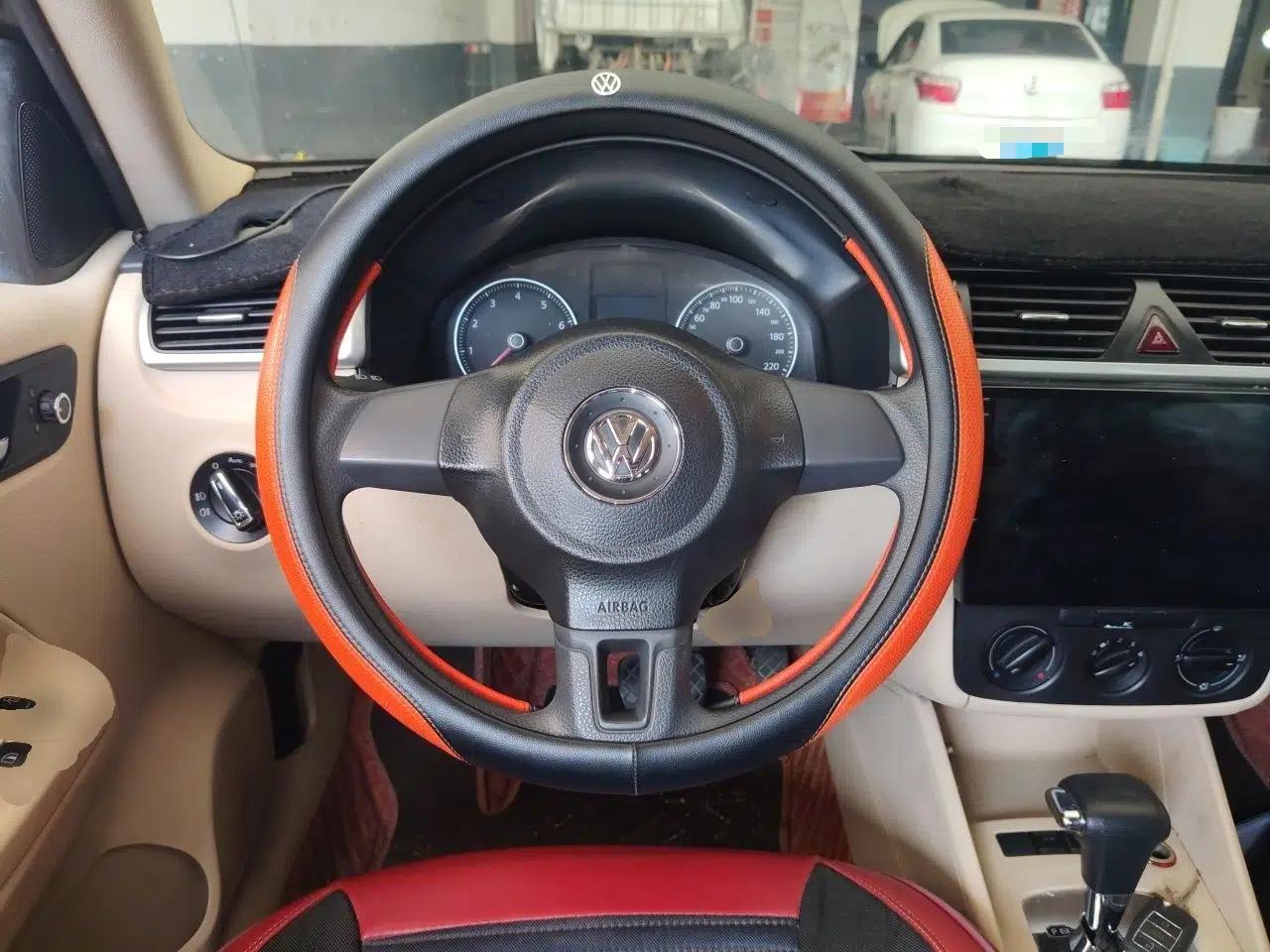 Volkswagen Bora 2012 1.6L Automatic Fashion Edition — миниатюра 10