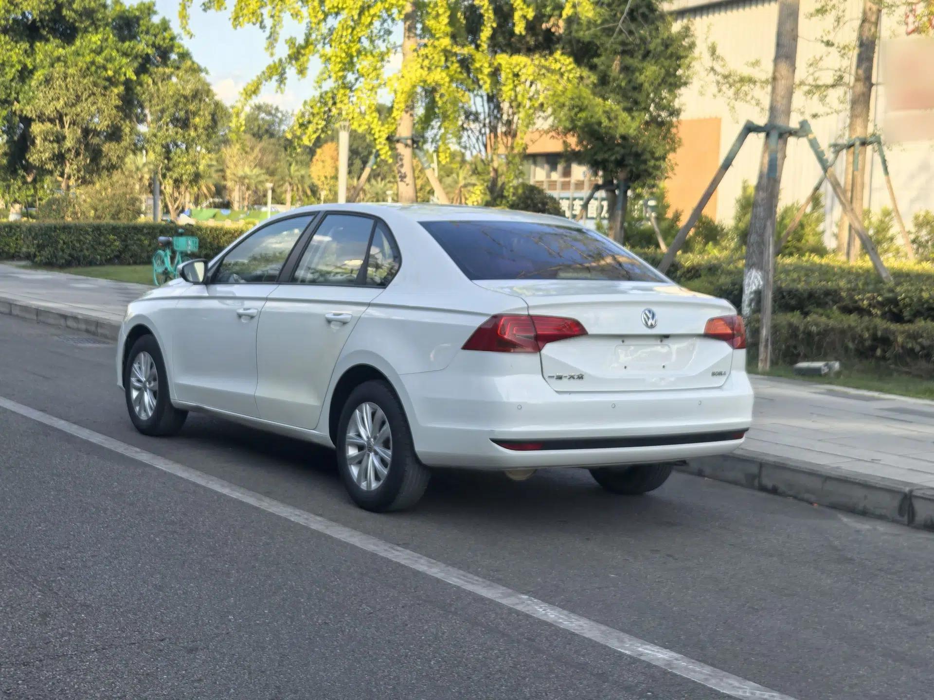 Volkswagen Bora 2017 1.6L Manual Fashion Model — миниатюра 11
