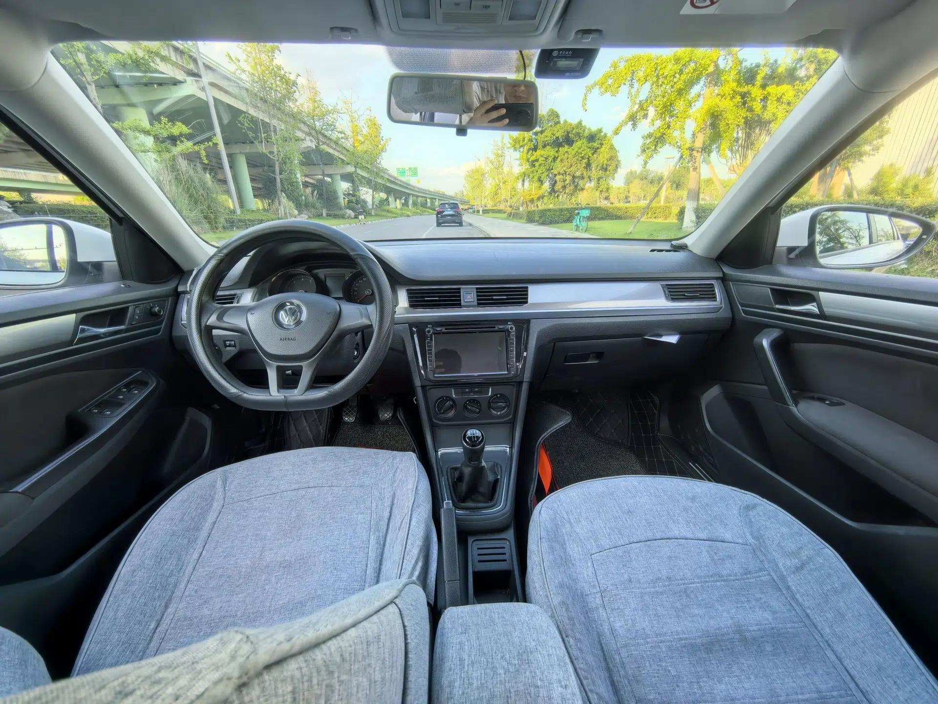 Volkswagen Bora 2017 1.6L Manual Fashion Model — миниатюра 21