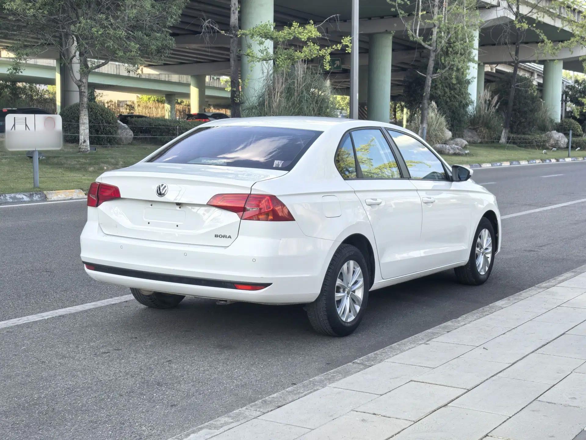 Volkswagen Bora 2017 1.6L Manual Fashion Model — миниатюра 9