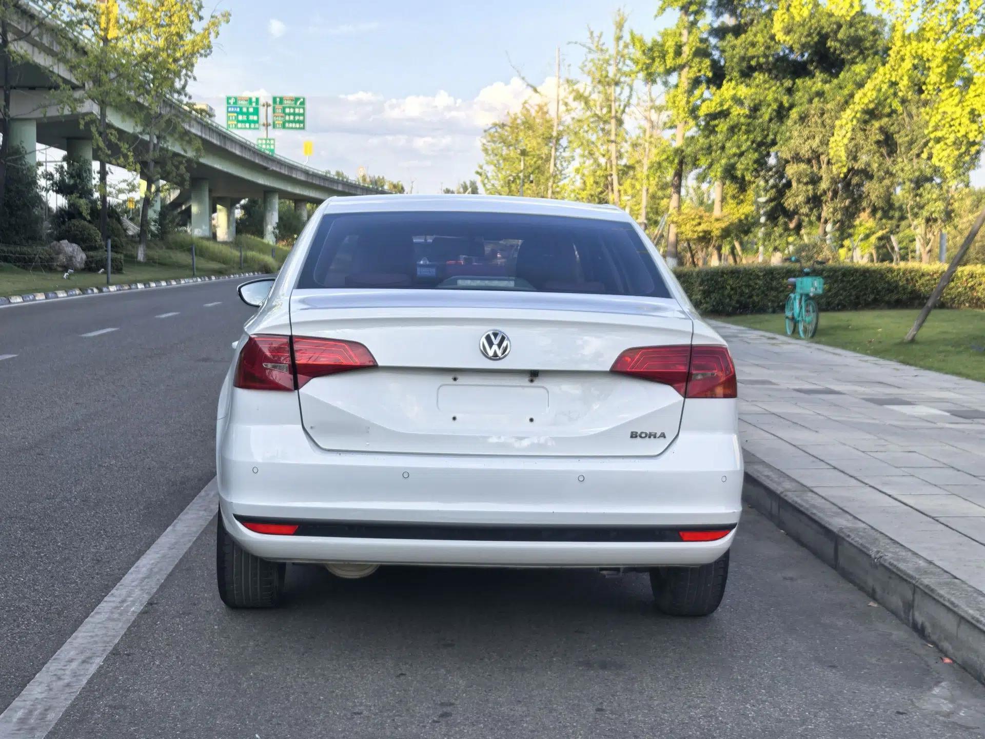 Volkswagen Bora 2017 1.6L Manual Fashion Model — миниатюра 10