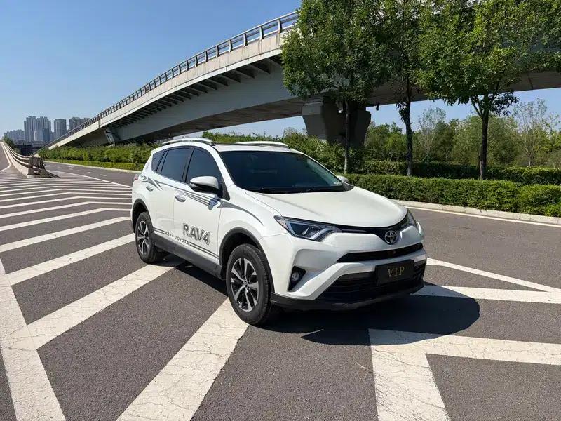 2018 RAV4 2.0L CVT 2WD Fashion X Edition — миниатюра 3