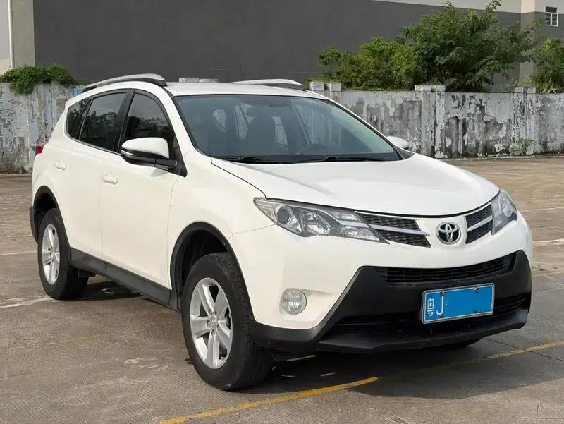 2013 RAV4 2.0L CVT 2WD Urban Edition — миниатюра 3