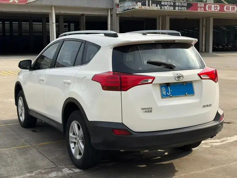 2013 RAV4 2.0L CVT 2WD Urban Edition — миниатюра 4