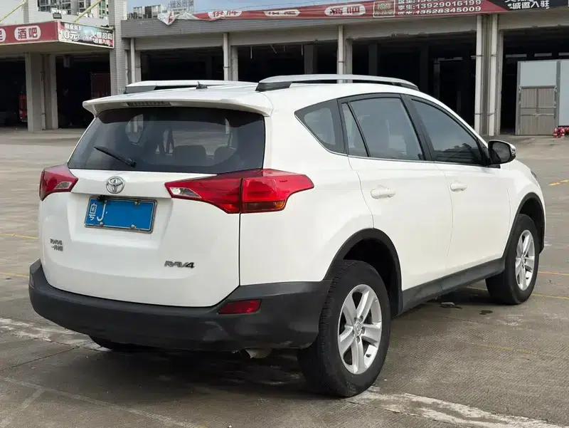 2013 RAV4 2.0L CVT 2WD Urban Edition — миниатюра 6