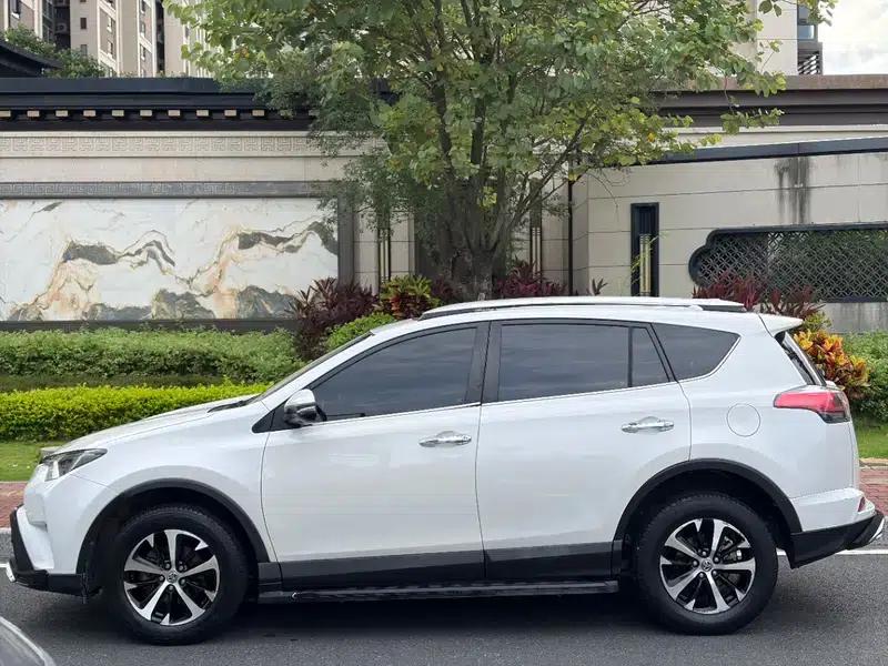 2016 RAV4 2.0L CVT 2WD Fashion Edition — миниатюра 3