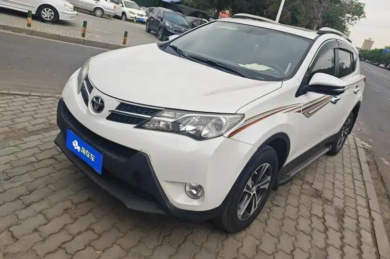 2015 RAV4 2.0L CVT 2WD Fashion Edition — миниатюра 1