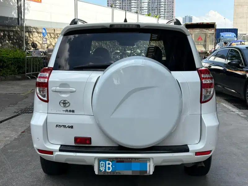 2011 RAV4 2.0L Automatic Classic Edition — миниатюра 3
