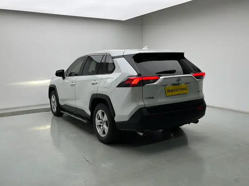 2021 Toyota RAV4 2.0L CVT 2WD Urban Edition — миниатюра 5