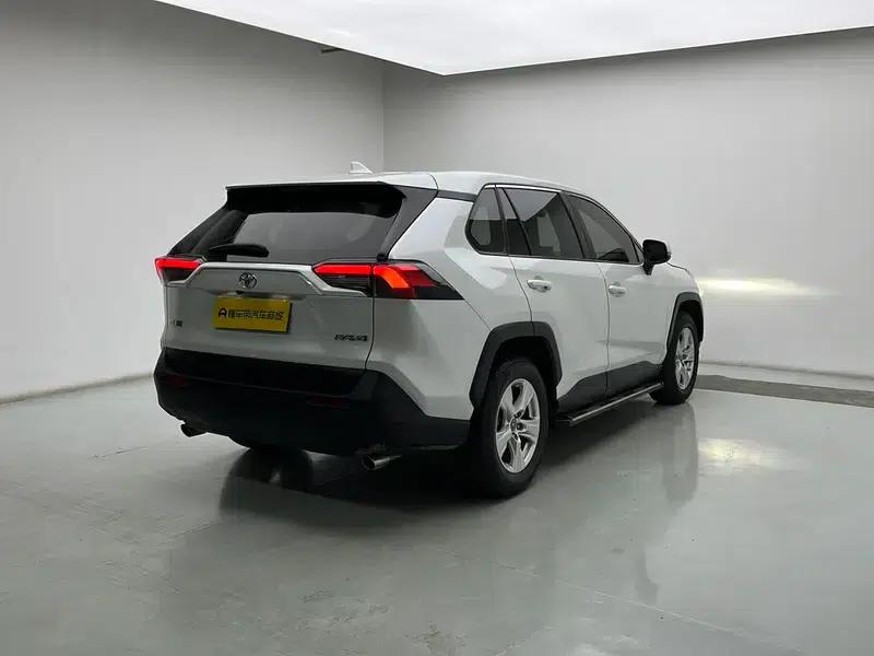 2021 Toyota RAV4 2.0L CVT 2WD Urban Edition — миниатюра 7