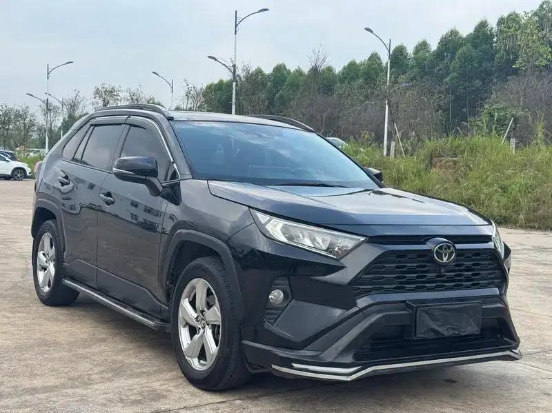 2020 RAV4 2.0L CVT 2WD Premium Edition — миниатюра 3