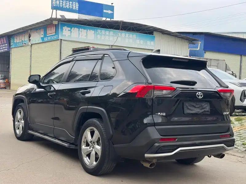 2020 RAV4 2.0L CVT 2WD Premium Edition — миниатюра 4
