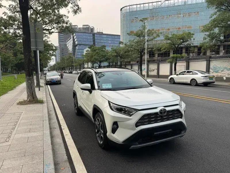 2020 RAV4 2.0L CVT 2WD Premium Edition — миниатюра 3