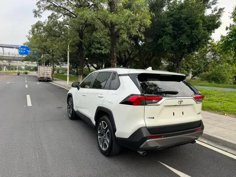 2020 RAV4 2.0L CVT 2WD Premium Edition — миниатюра 4