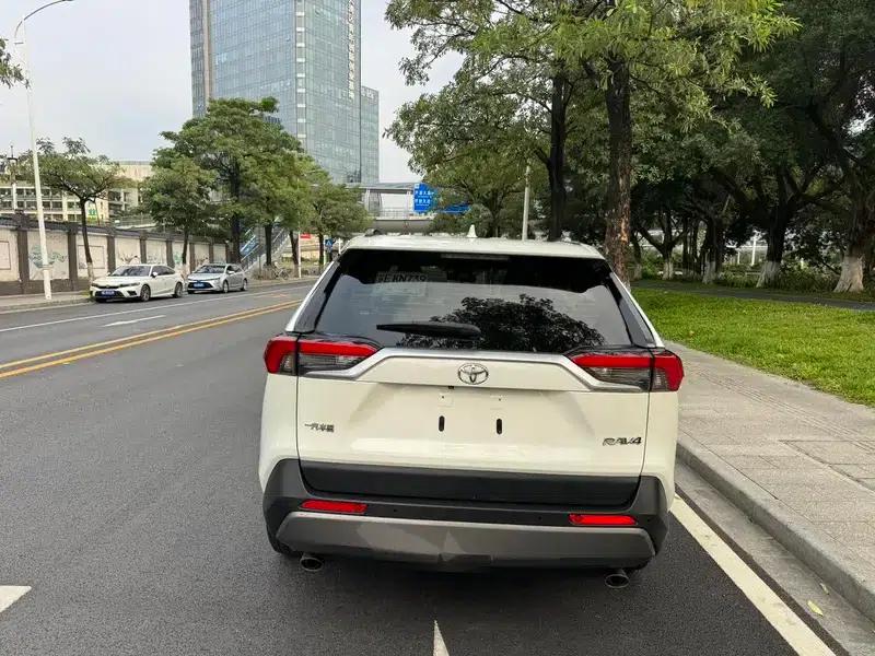 2020 RAV4 2.0L CVT 2WD Premium Edition — миниатюра 5
