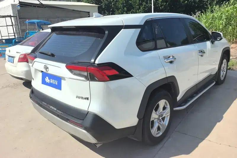 2023 RAV4 2.0L CVT 2WD Urban Edition — миниатюра 3