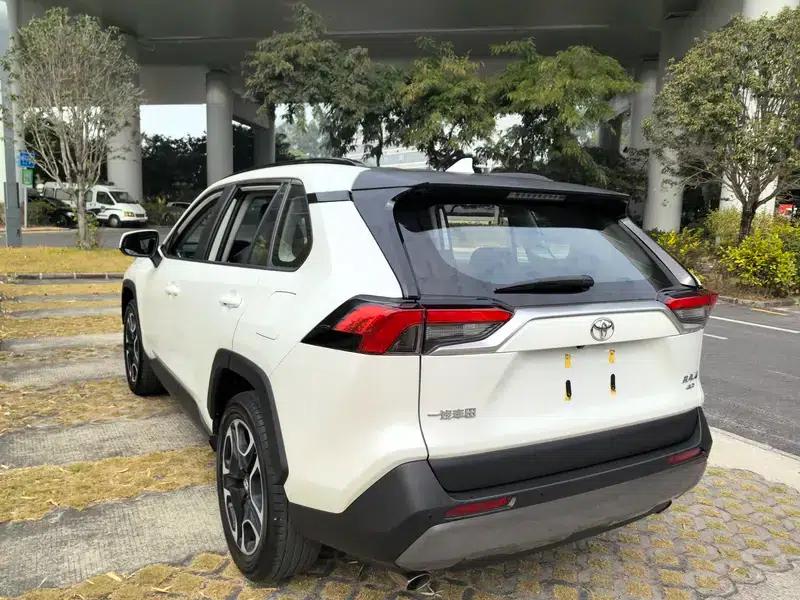 2022 Toyota RAV4 2.0L CVT 4WD Premium Edition — миниатюра 4