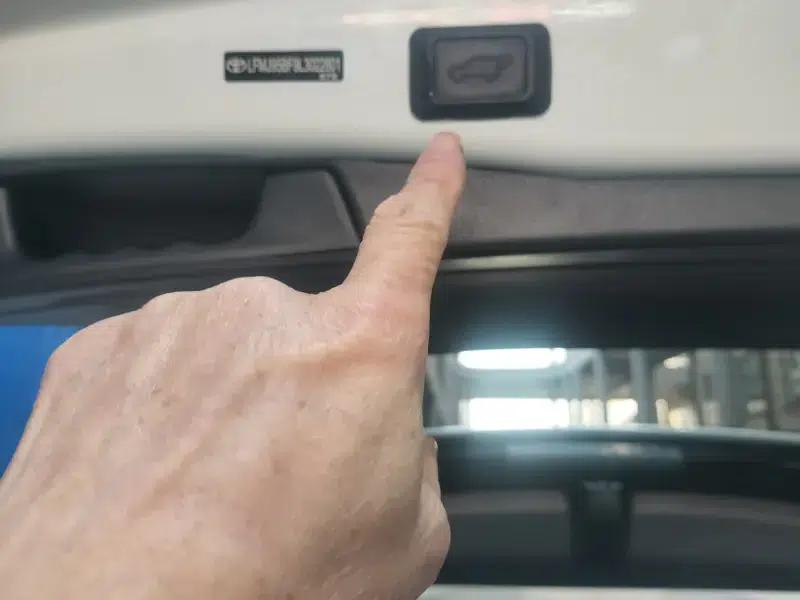 2021 Toyota RAV4 Facelift Hybrid 2.5L CVT AWD Flagship Edition — миниатюра 8