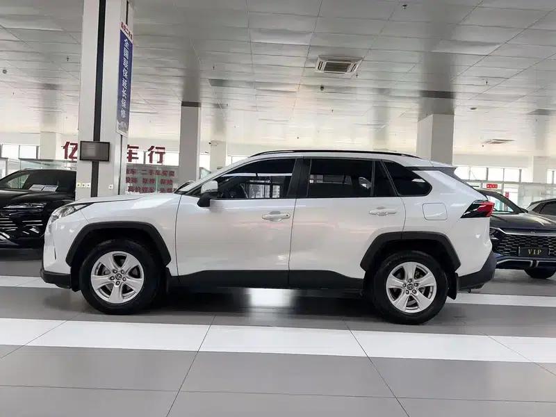 2022 Toyota RAV4 2.0L CVT 2WD Urban Edition — миниатюра 3