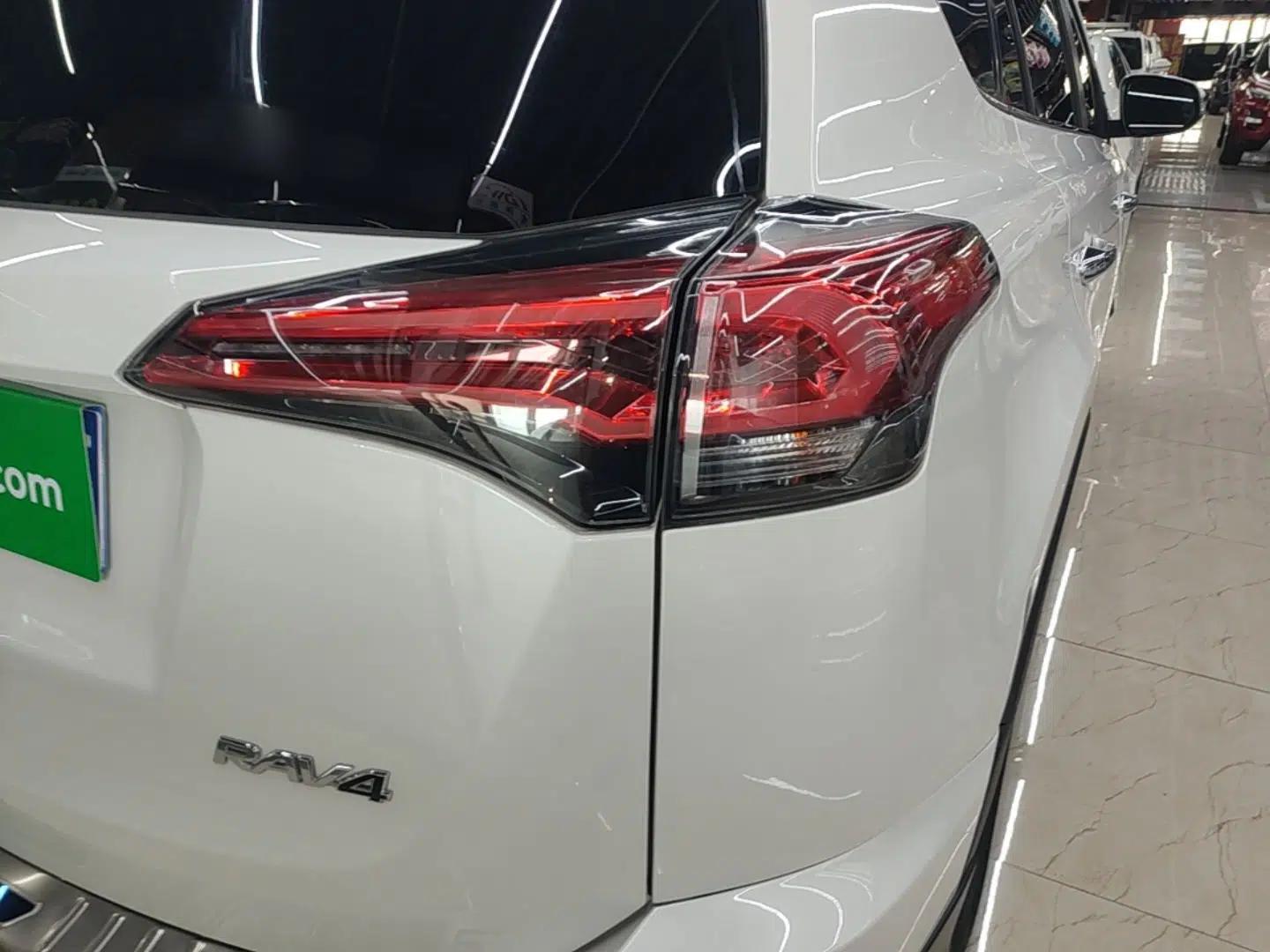 Toyota RAV4 2016 2.0L CVT Two-Wheel Drive Fashion Edition China V Standard — миниатюра 9
