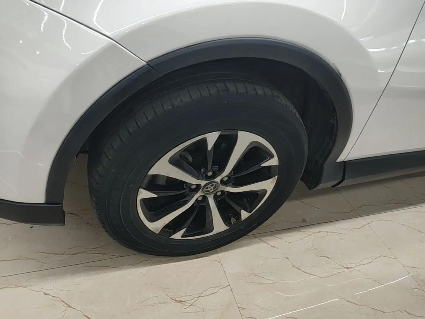 Toyota RAV4 2016 2.0L CVT Two-Wheel Drive Fashion Edition China V Standard — миниатюра 10