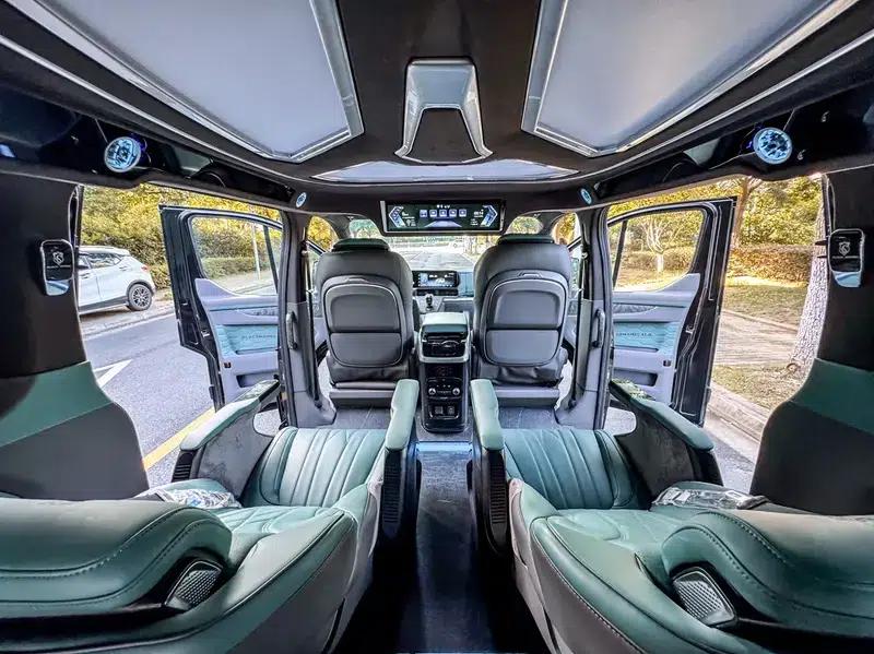 Tourneo 2025 2.0T Automatic Front-Wheel Drive 7-Seater Factory Custom Edition — миниатюра 31