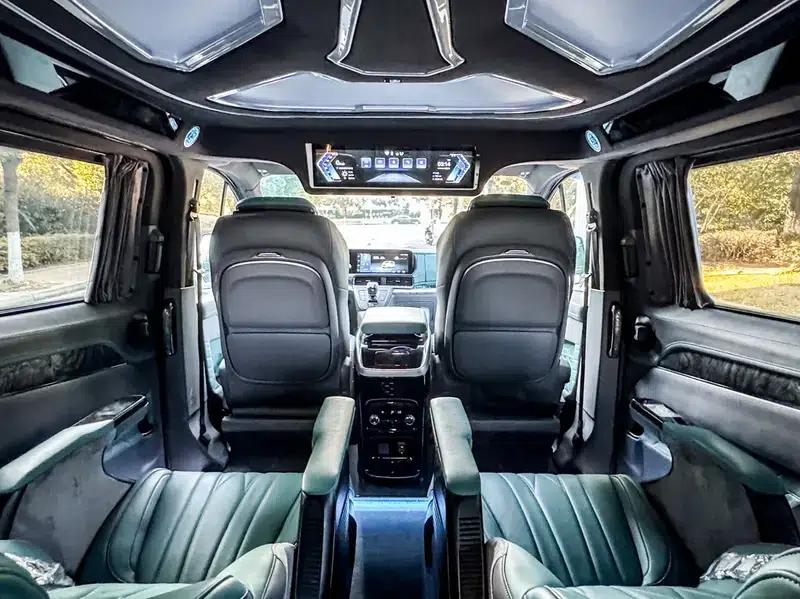 Tourneo 2025 2.0T Automatic Front-Wheel Drive 7-Seater Factory Custom Edition — миниатюра 35