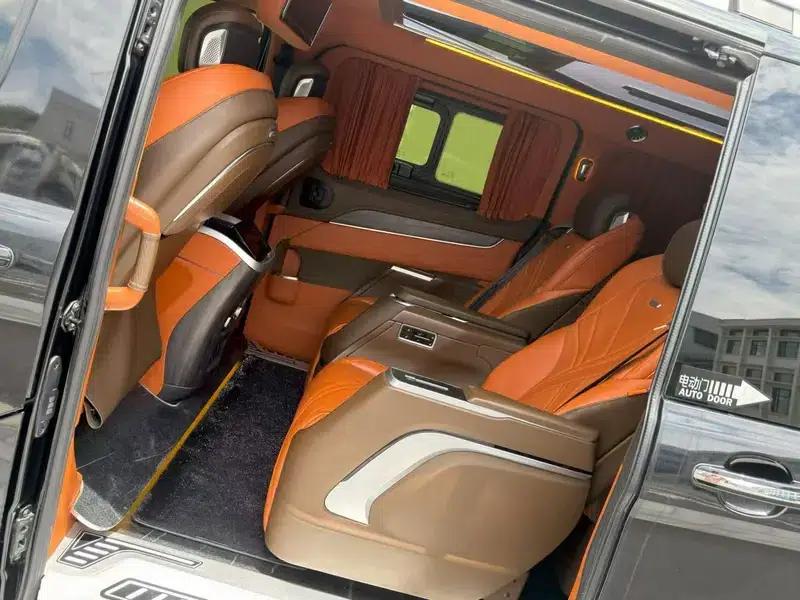 2023 Tourneo 2.0L Automatic Front-Wheel Drive 7-Seater Factory Custom Edition — миниатюра 7