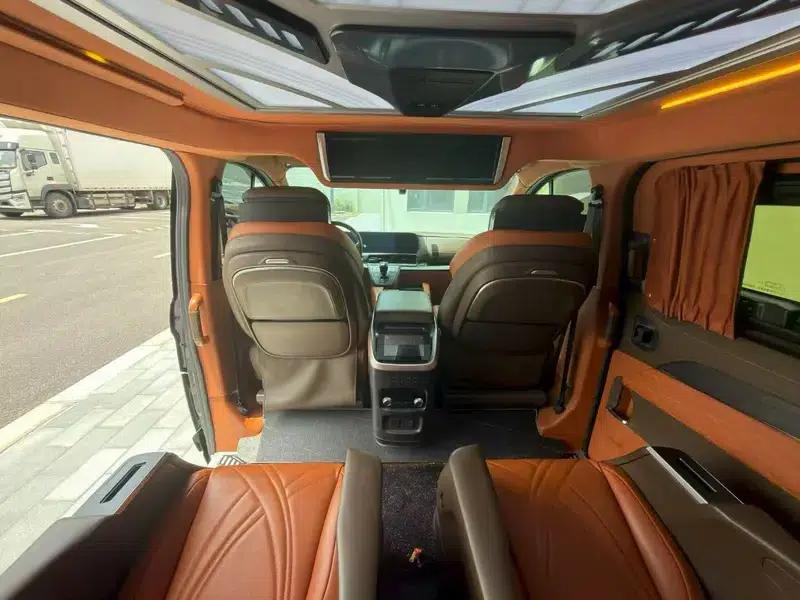2023 Tourneo 2.0L Automatic Front-Wheel Drive 7-Seater Factory Custom Edition — миниатюра 8