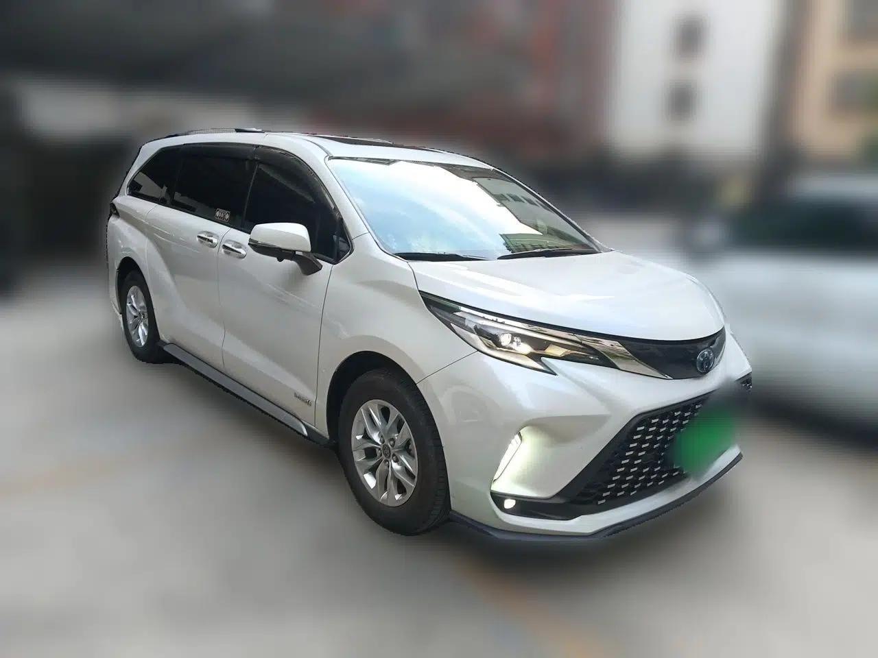 Toyota Granvia 2023 2.5L Hybrid Comfort Edition — миниатюра 3