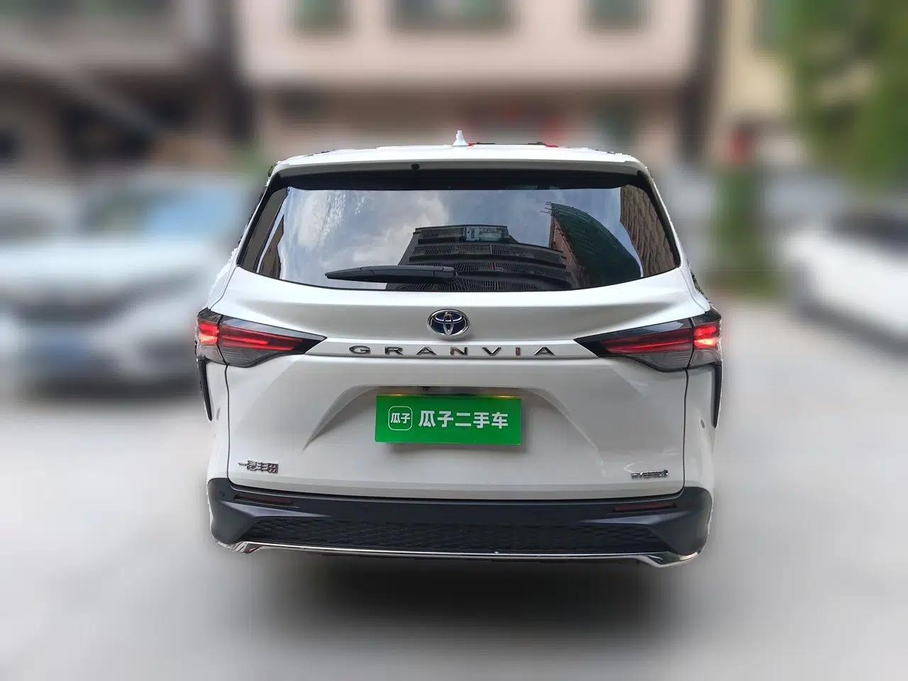 Toyota Granvia 2023 2.5L Hybrid Comfort Edition — миниатюра 5