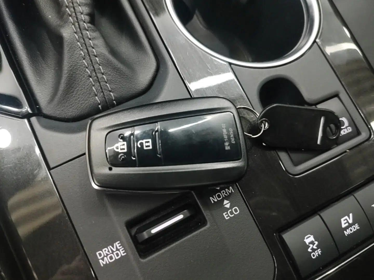 Toyota Crown Kluger 2023 2.5L HEV Four-Wheel Drive Luxury Edition — миниатюра 28