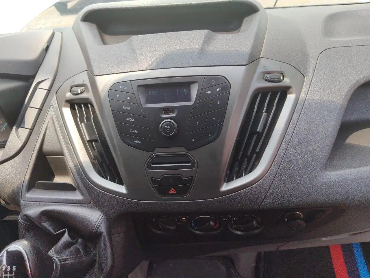 Ford Transit 2019 2.0T Gasoline Van Mid-axle Mid-roof 3-Seater China VI Standard — миниатюра 13