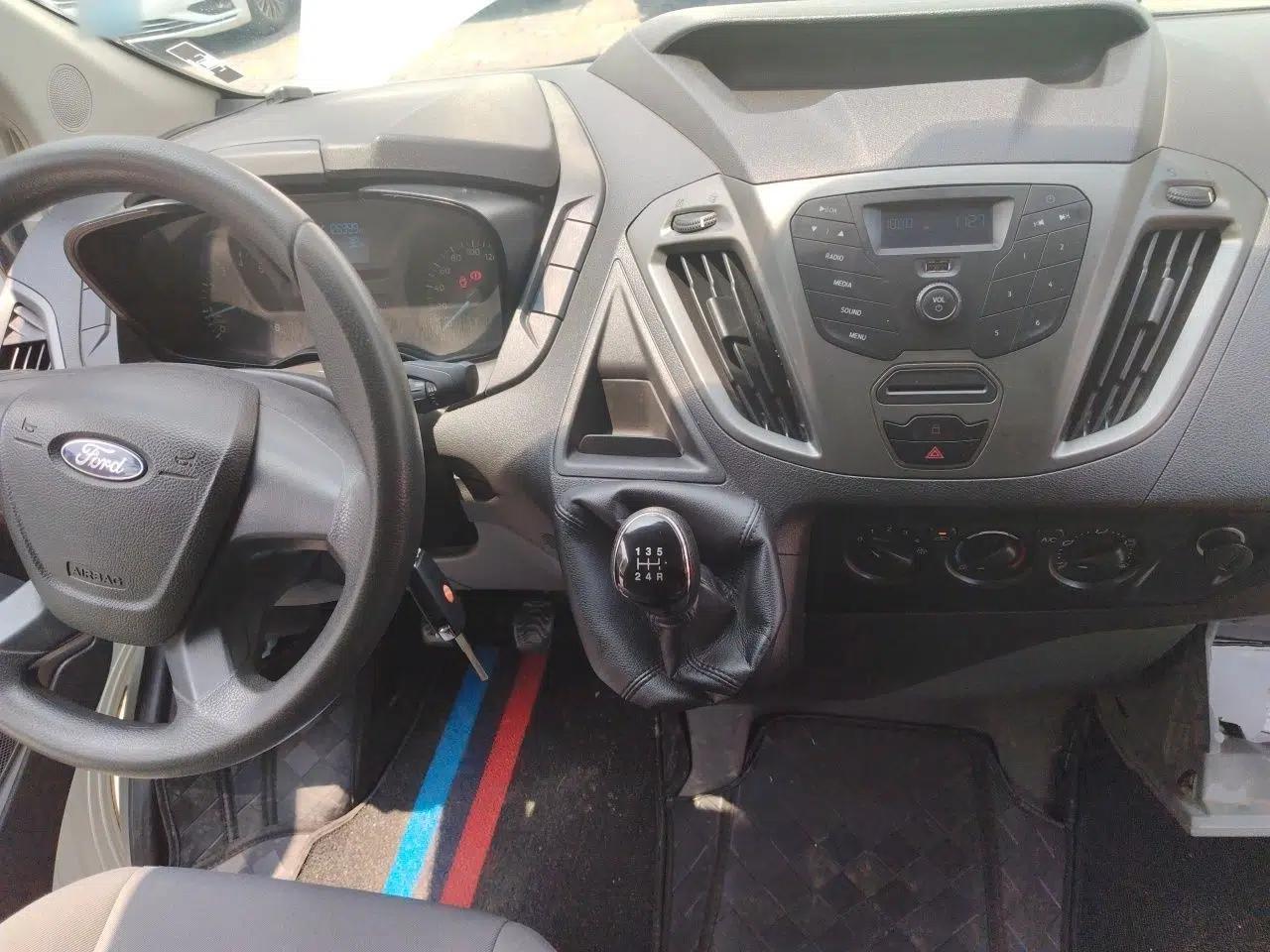 Ford Transit 2019 2.0T Gasoline Van Mid-axle Mid-roof 3-Seater China VI Standard — миниатюра 9