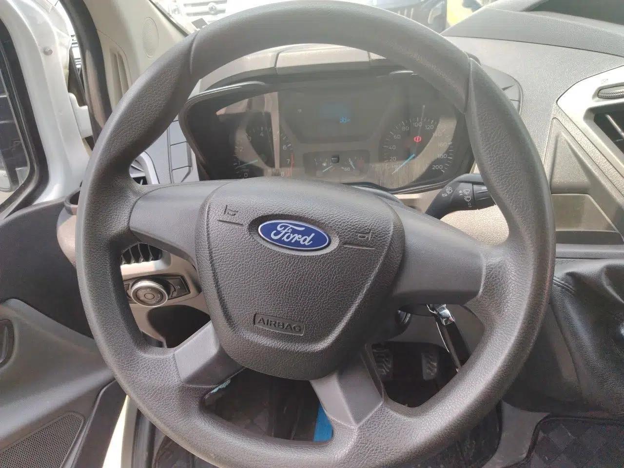 Ford Transit 2019 2.0T Gasoline Van Mid-axle Mid-roof 3-Seater China VI Standard — миниатюра 10