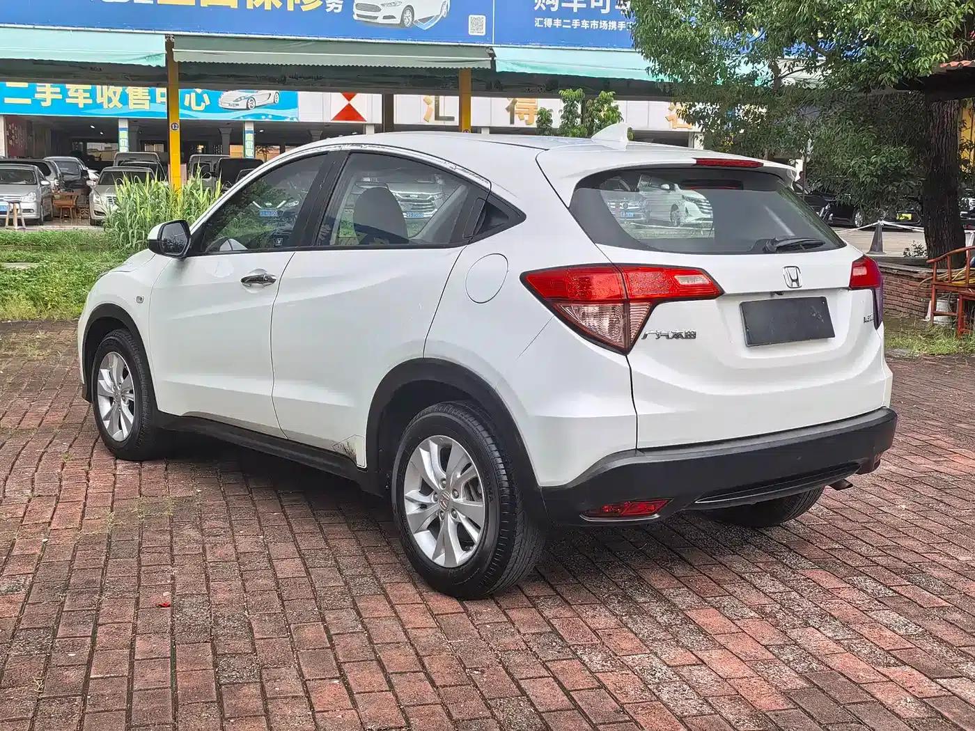 Vezel 2015 1.5L CVT 2WD Comfort Model — миниатюра 4