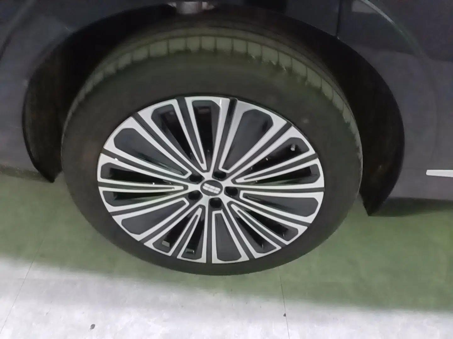 Geely Galaxy M9 2025 Model 210km Four-Wheel-Drive Leading Edition — миниатюра 11