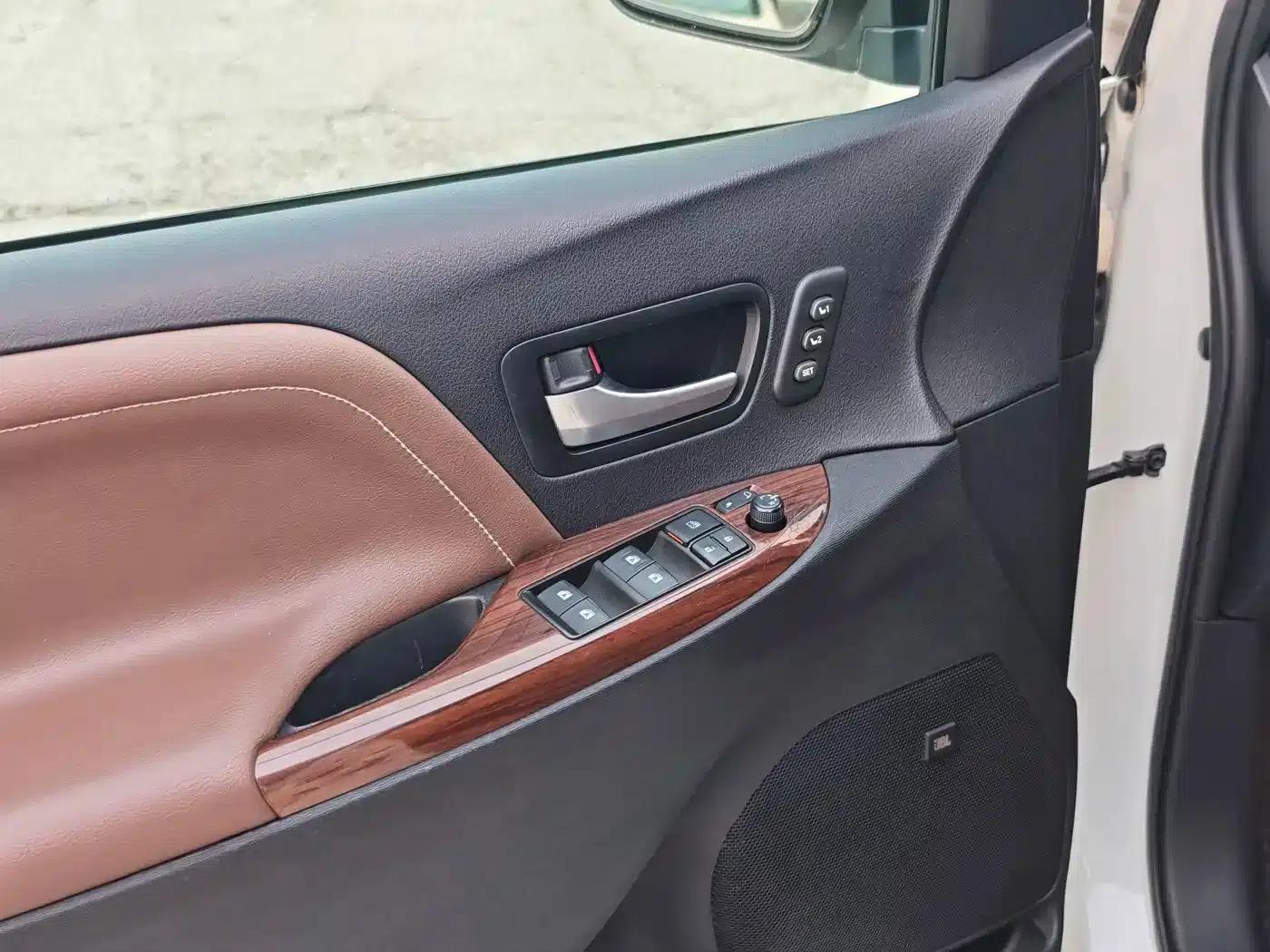2015 SIENNA 3.5L AWD — миниатюра 19