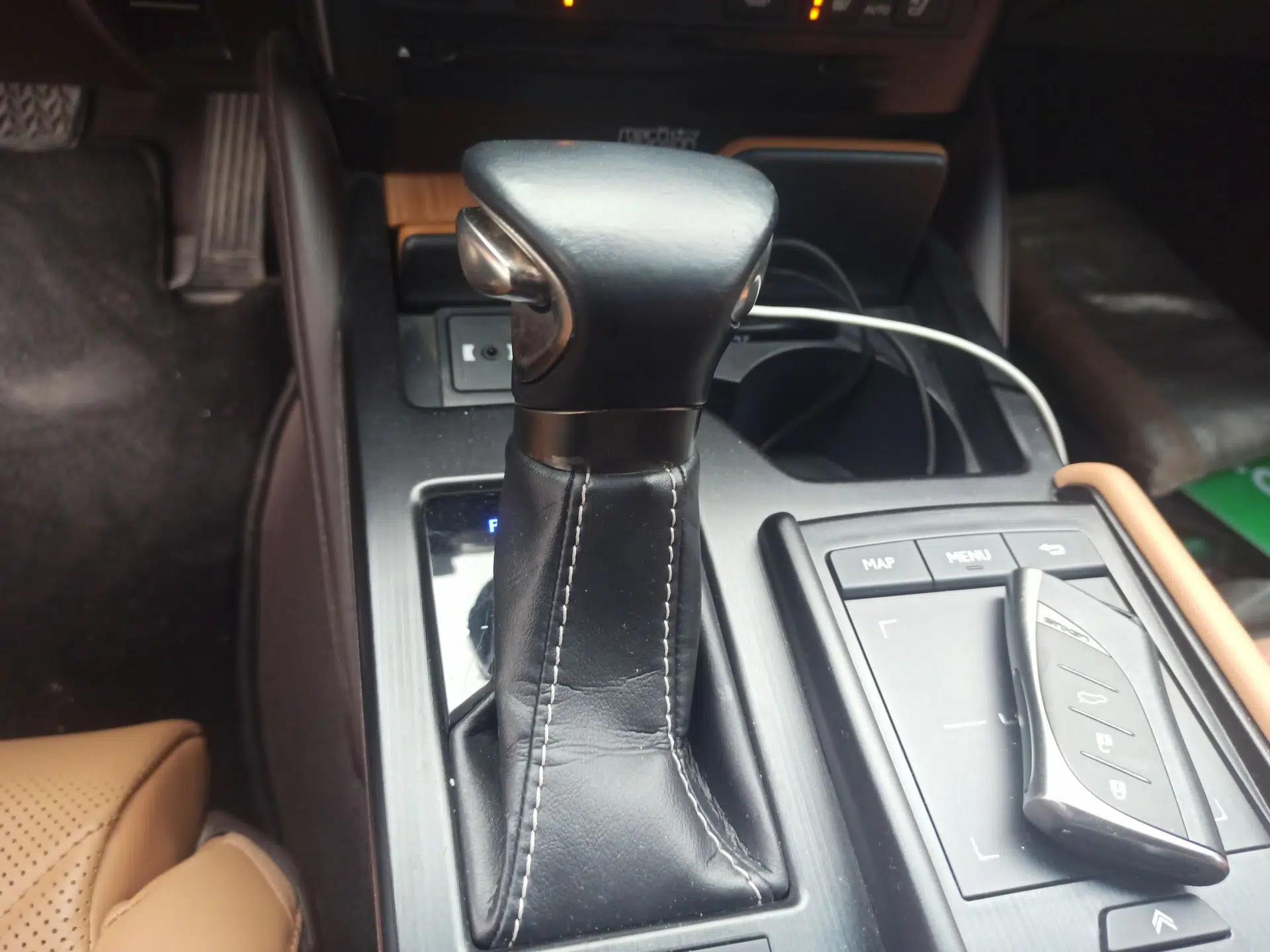 Lexus ES 2019 300h Millionth Anniversary Limited Edition China VI Standard — миниатюра 13