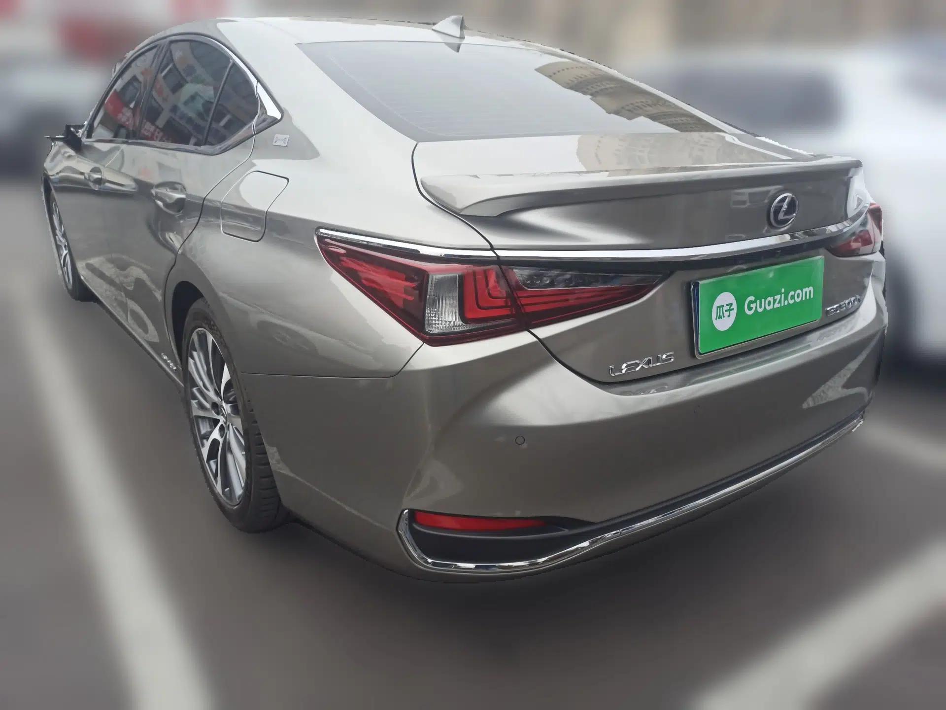 Lexus ES 2019 300h Millionth Anniversary Limited Edition China VI Standard — миниатюра 4