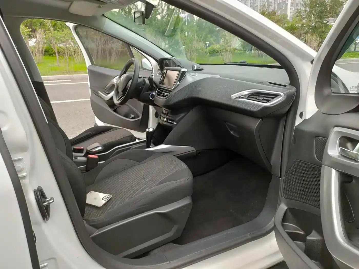 Peugeot 2008 2018 230THP Automatic Fashion Edition — миниатюра 14