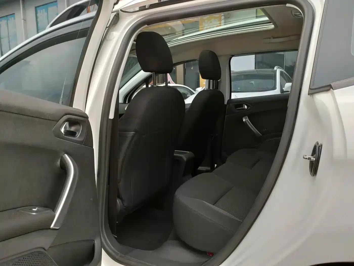 Peugeot 2008 2018 230THP Automatic Fashion Edition — миниатюра 19