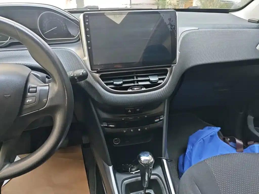 Peugeot 2008 2014 Model 1.6L Automatic Fashion Edition — миниатюра 13