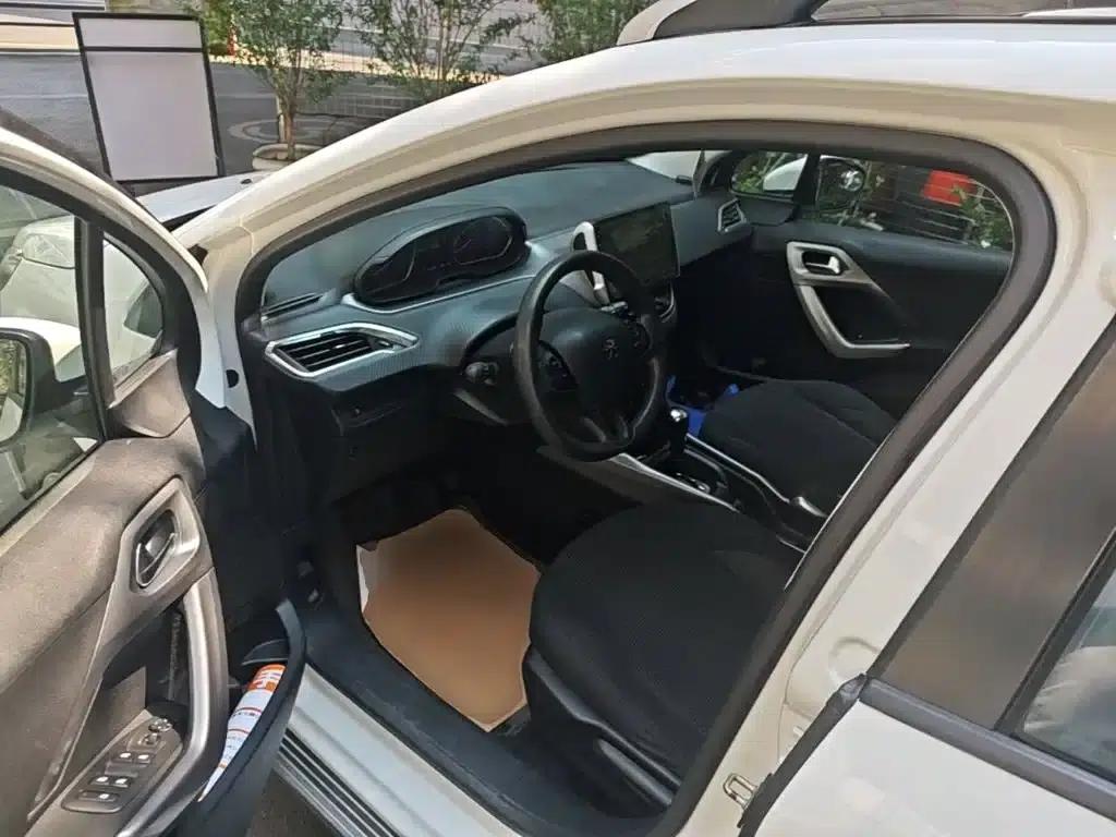 Peugeot 2008 2014 Model 1.6L Automatic Fashion Edition — миниатюра 16