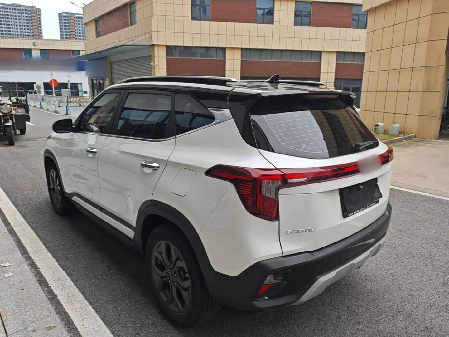 Kia Seltos 2023 1.5L CVT Luxury Edition — миниатюра 4