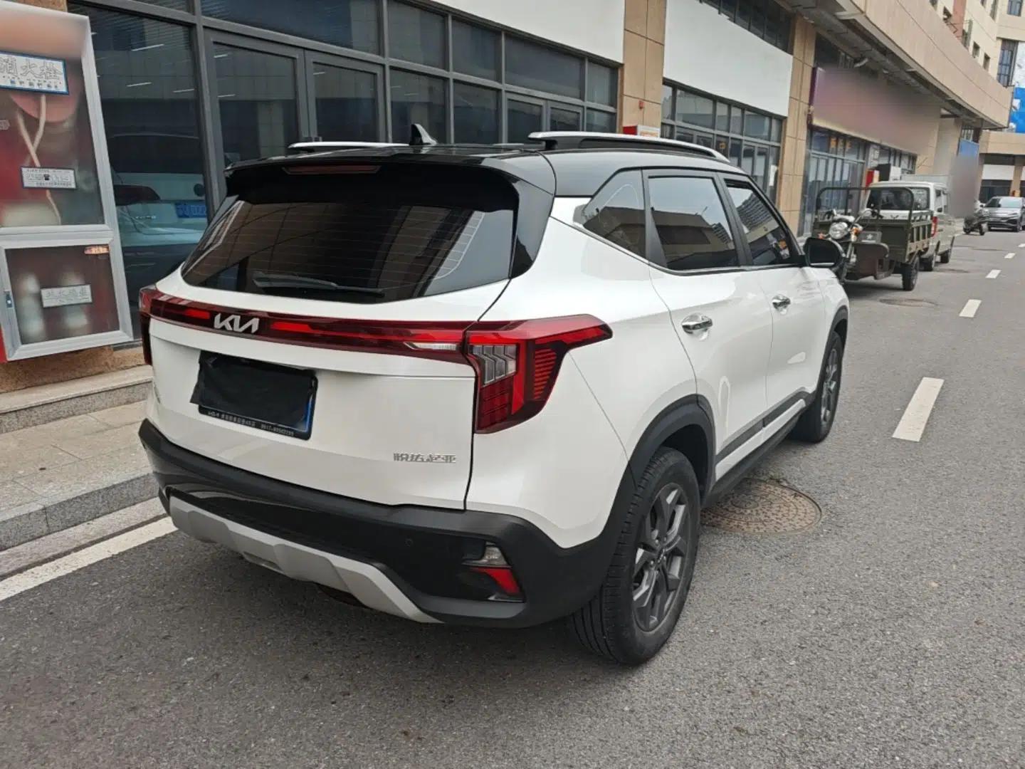 Kia Seltos 2023 1.5L CVT Luxury Edition — миниатюра 6