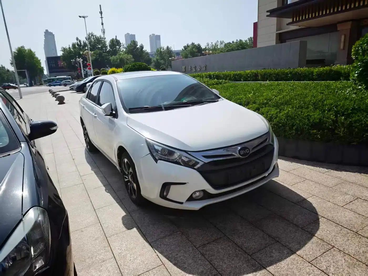 Qin New Energy 2015 1.5T Dual Crown Flagship Edition — миниатюра 1