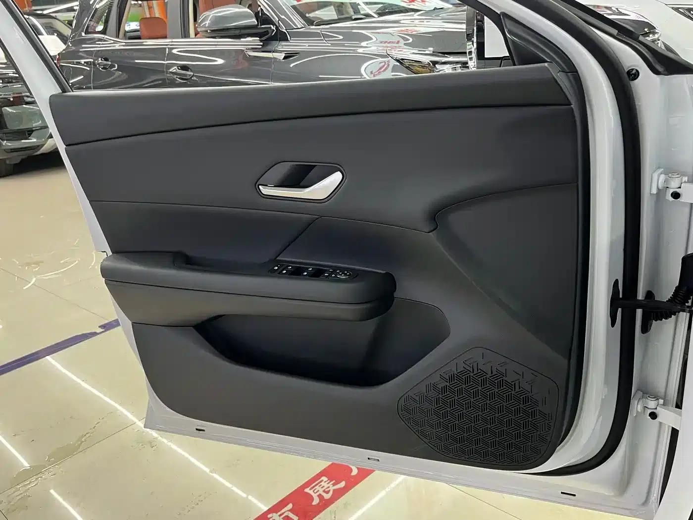 BYD e7 2025 520 Smart Travel Edition — миниатюра 13