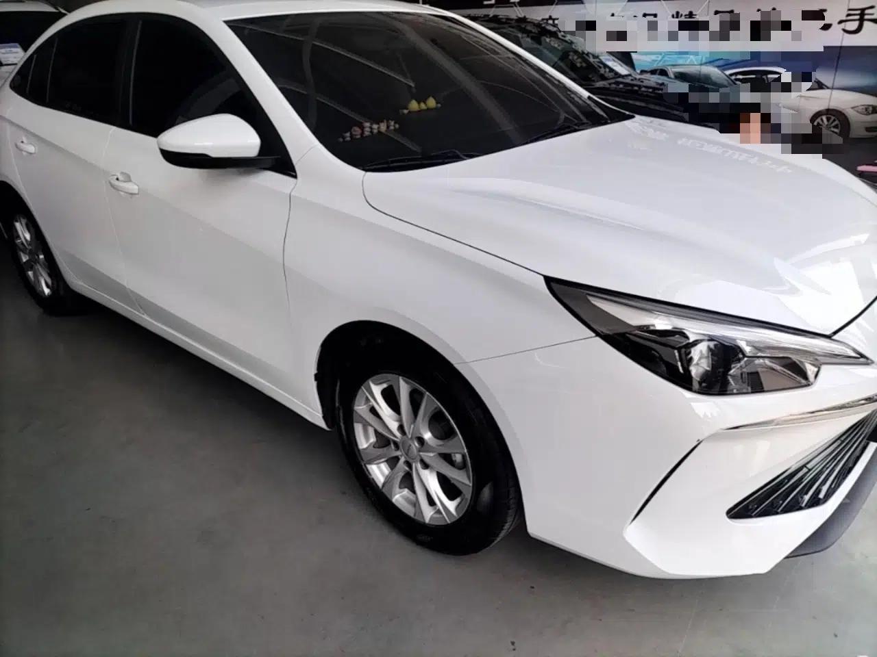 Roewe i5 2023 1.5L CVT Luxury Edition — миниатюра 3