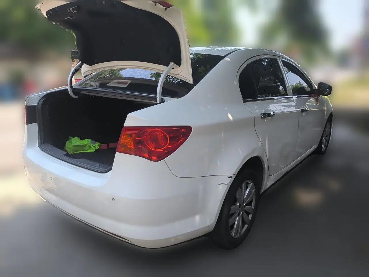 Roewe 350 2015 1.5L Automatic Luxury Sunroof Edition — миниатюра 6